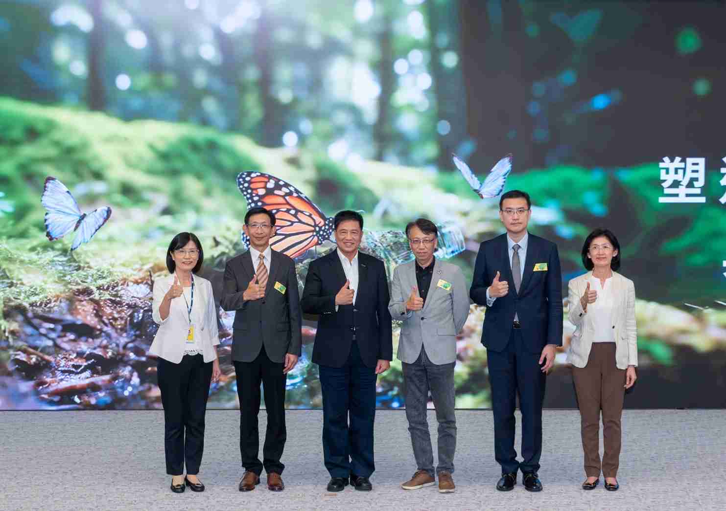 友達2023 CSR共榮大會，，，，邀請領域專家分享交流生物多樣性管理趨勢、、、、無塑產品、、、、海廢永續塑料等議題  （圖左到右：友達光電永續長古秀華、、、、3M台灣技術長陳君杰、、、友達光電董事長暨集團策略長彭双浪、、、、光寶科技企業永續發展處處長陳慶暉、、、、安永聯合會計師事務所執業會計師曾于哲、、友達光電供應鏈總部副總經理吳宜芳）