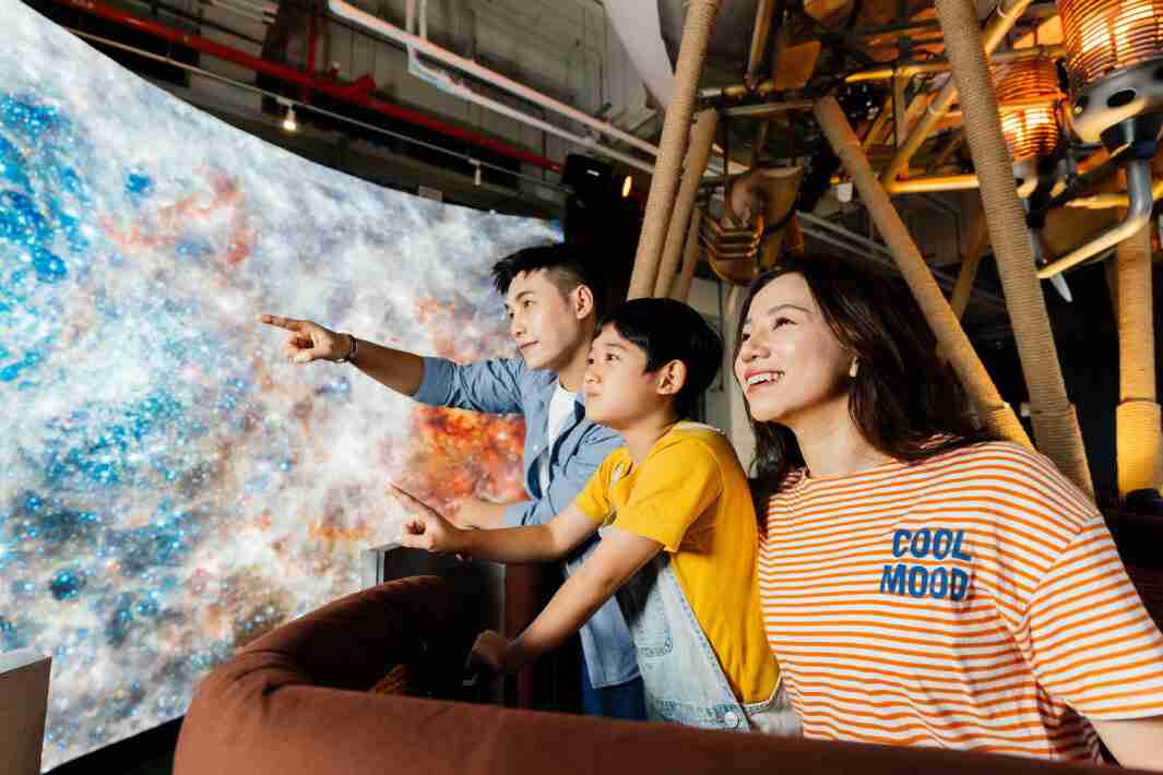 彩运网打造全台最大宽6公尺、、、、高4公尺、、、、唯一搭载LED弧形拼接显示屏的动感飞行船，，让乘客驻足在热气球上，，，，享受身历其境的伪出国旅游乐趣