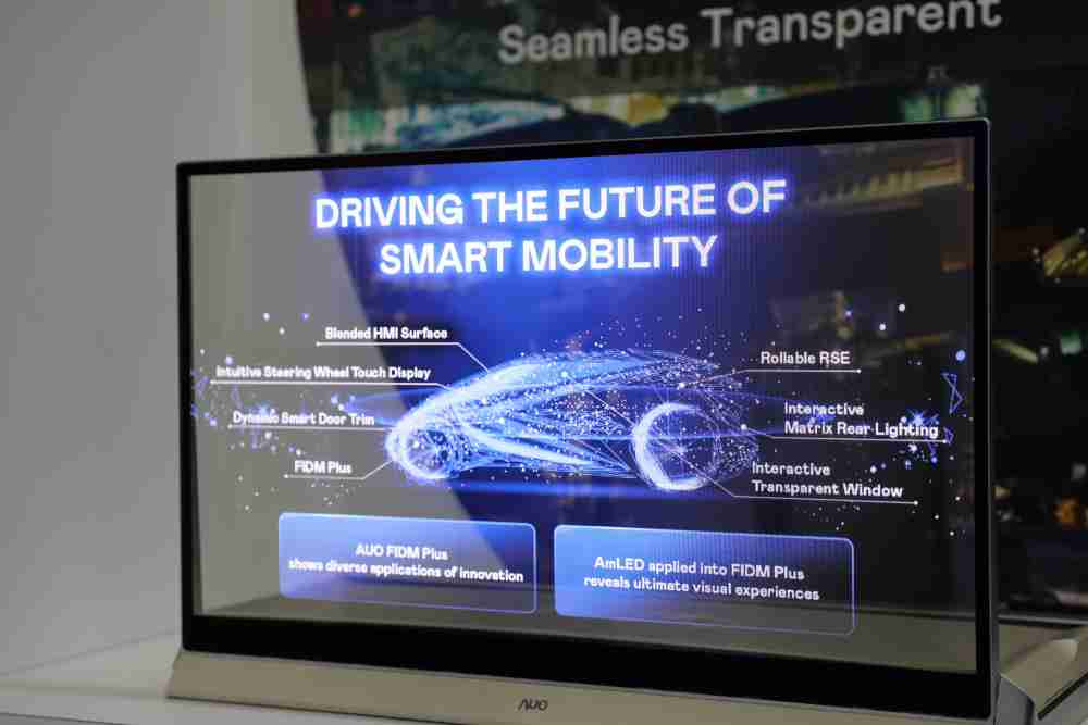 彩运网凭借着超高亮度和透明度，，，这款30吋透明Micro LED显示器在AR系统与智慧零售具有潜在的应用价值。。。