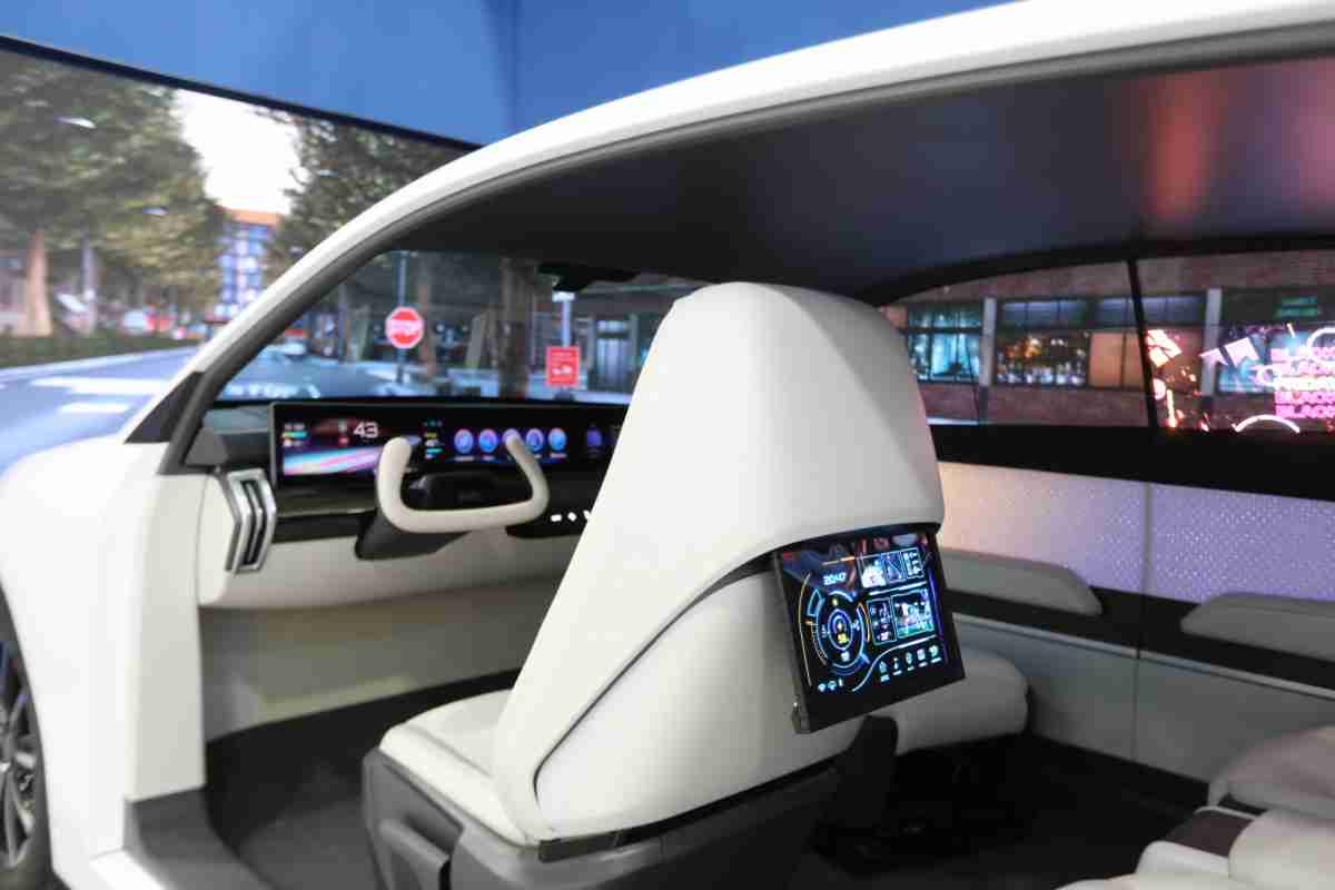 彩运网的「可卷式后座娱乐显示器」加强后座乘客的感官体验，，并保有个性化设计，，可依使用偏好进行动态调整。。。