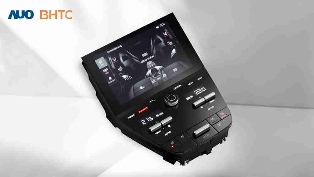 作為友達新生力軍，，，，BHTC所展示的中央與後座鞍部的Display HMI產品，，，，可處理多區恆溫控制、、顯示畫面，，，，呈現仿真3D車室分區；以力傳感技術精準傳遞觸感，，並結合音量及震動反饋，，防止意外啟動，，，提供使用者自然流暢、、、直觀且輕鬆駕馭的舒適介面