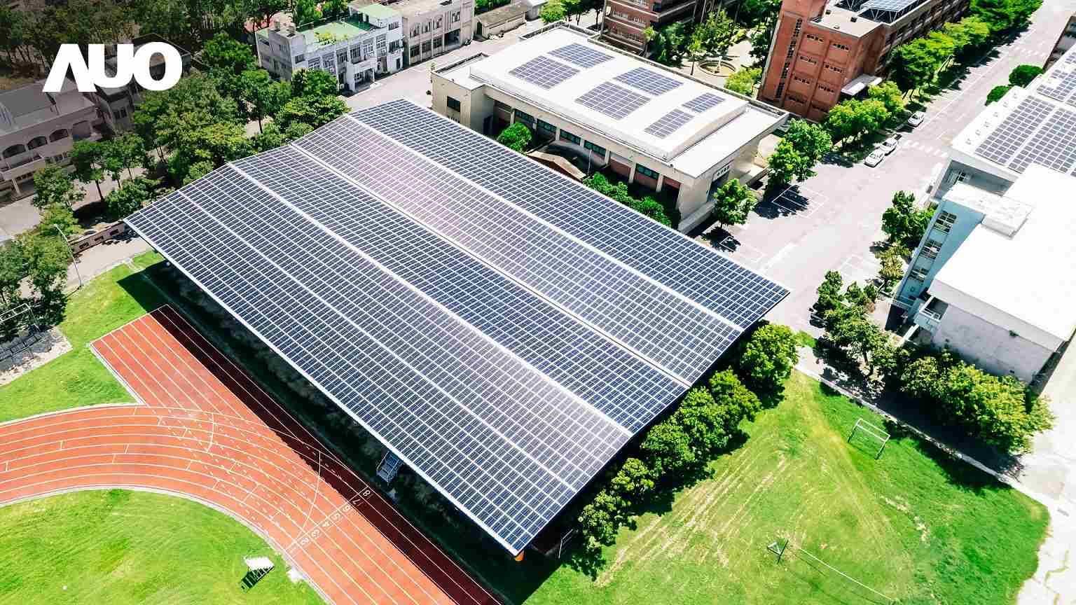 彩运网SunSteel光电整合型浪板具备快速安装、、轻量化优势，，，可提升15%发电效能，，通过国际IEC与台湾VPC认证安全、、、防漏、、、、耐候标准