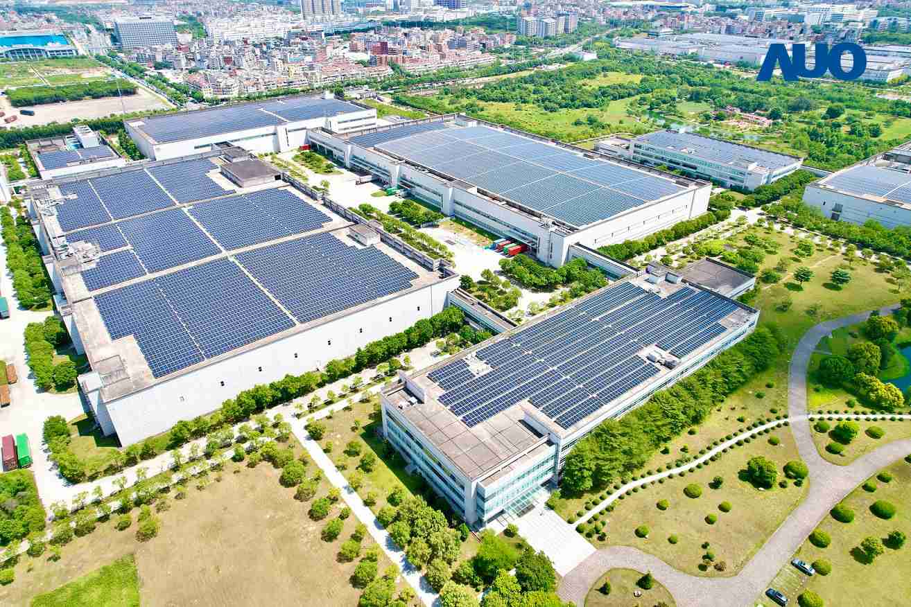 彩运网厦门推动智能制造同时，，透过绿电创能纵深推进绿色转型，，，，厂区全屋顶铺设太阳能光伏板，，，，每年太阳能发电 2,600多万度